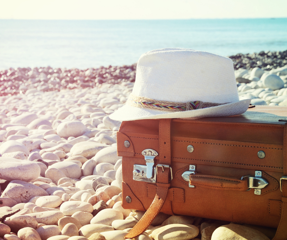 Un été écoresponsable, une valise au bord de la mer.