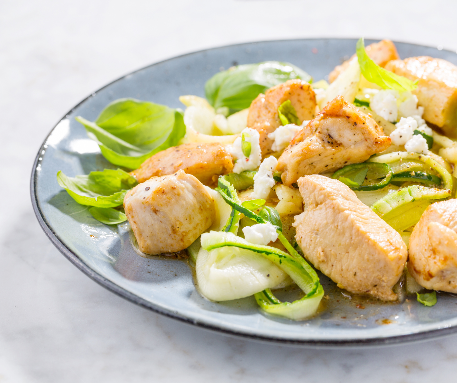 recettes de courgettes avec du poulet et du parmesan en salade
