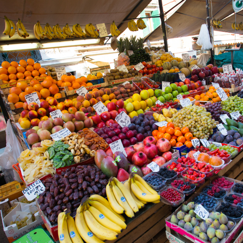 Le circuit court, étale de fruits et légumes sur un marché
