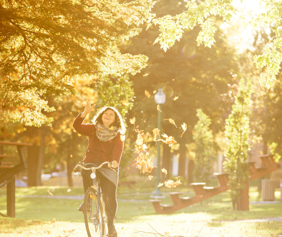 jeune femme faisant du vélo