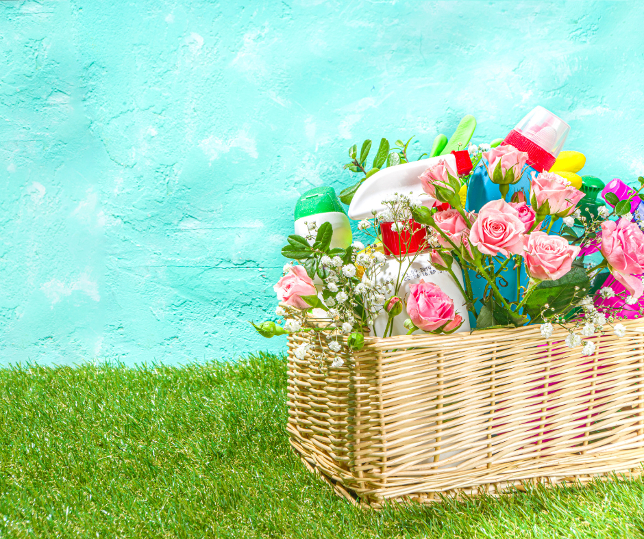 Paniers avec flacon et fleurs de printemps. Nettoyage de printemps écologique
 