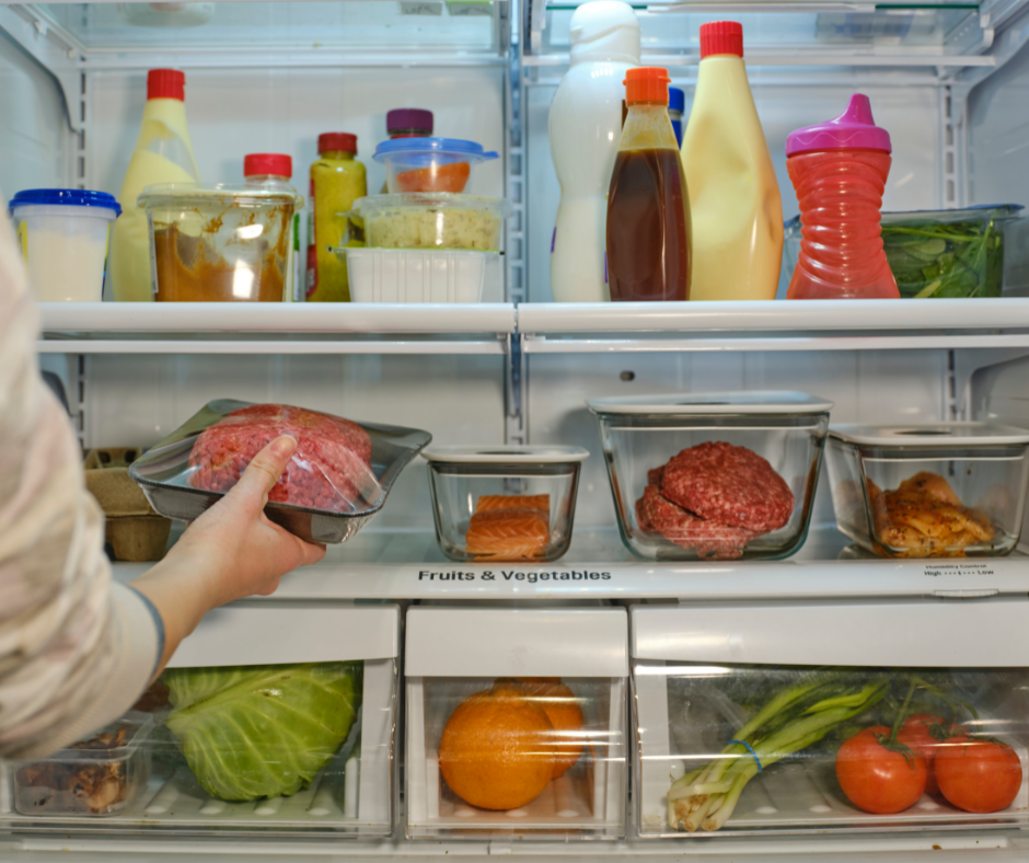 réfrigérateur bien rangé avec des denrées emballé