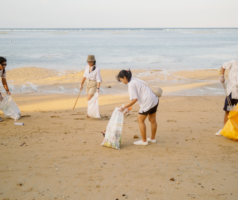 deux personnes avec des sacs qui nettoient la plage