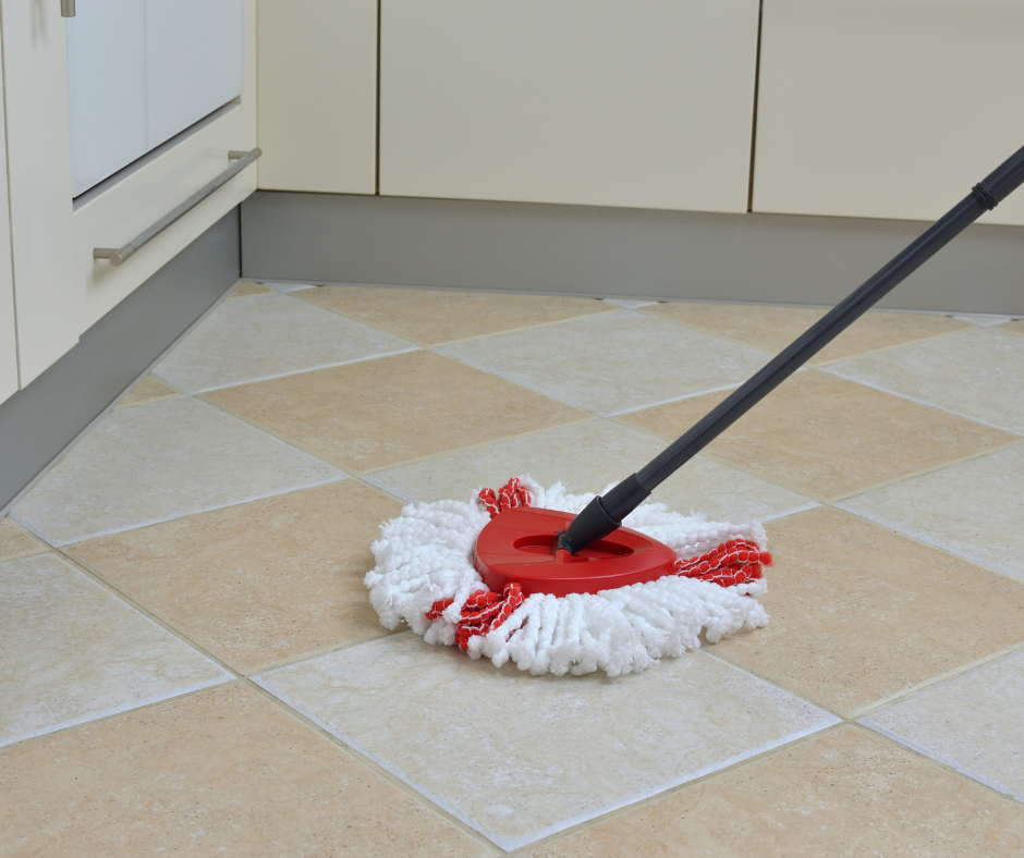 nettoyez le sol de la cuisine avec un balai serpillère